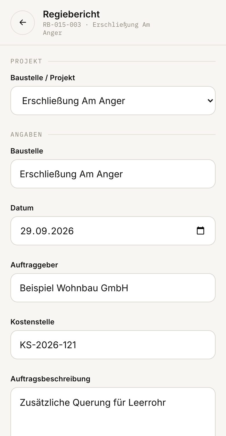 Regiebericht-Formular in BauDoku am Handy mit Baustelle, Datum, Auftraggeber und Kostenstelle