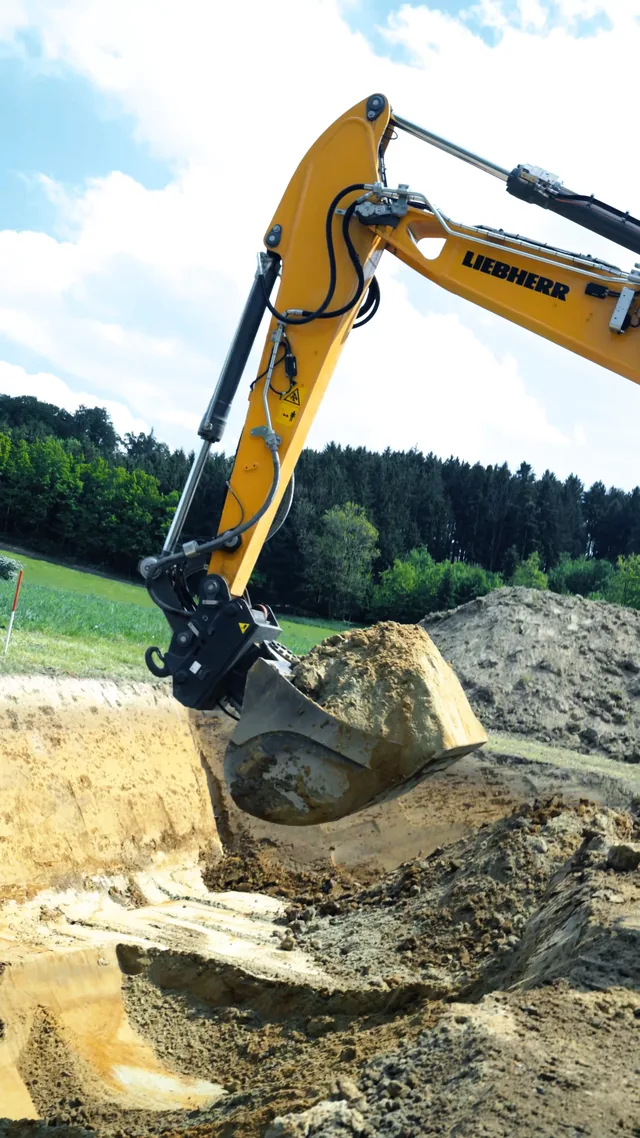 Standbild aus dem Reel: Bagger im Kieswerk
