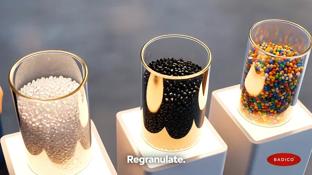 Standbild aus dem KI-Werbespot: Gläser mit Kunststoffgranulat