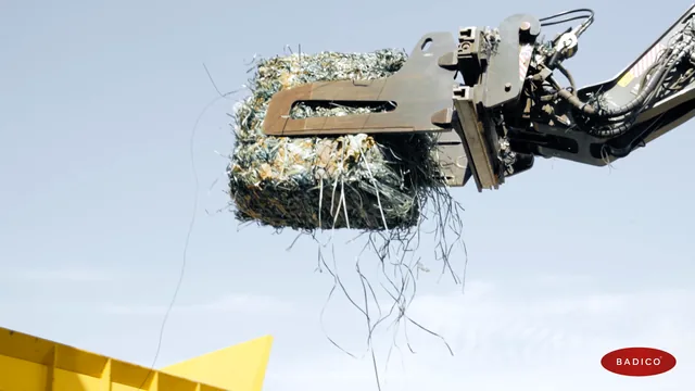 Standbild aus dem Messefilm: Greifer mit einem Ballen Kunststoff