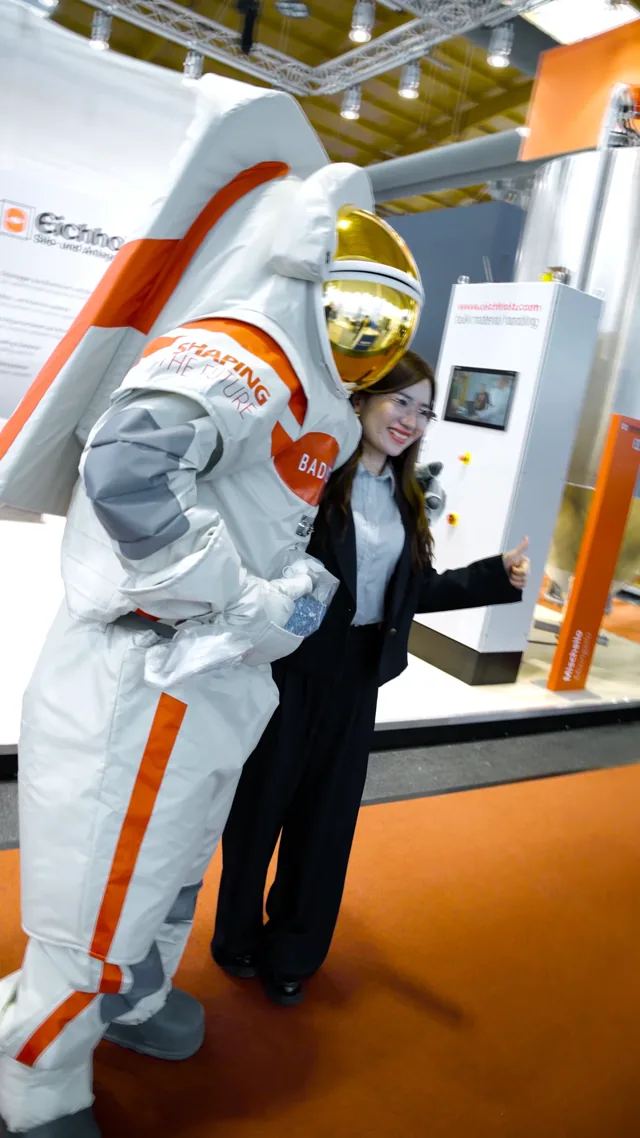 Standbild aus dem Messe-Reel: Messestand mit Astronautenfigur