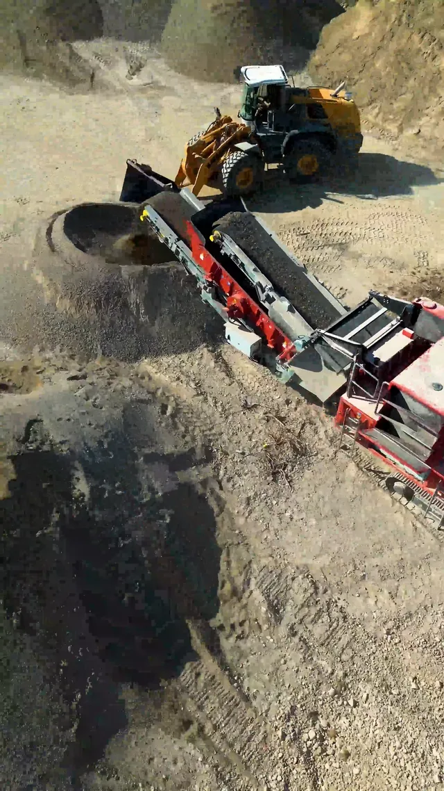 Standbild aus einem Baustellen-Reel: Radlader auf der Baustelle