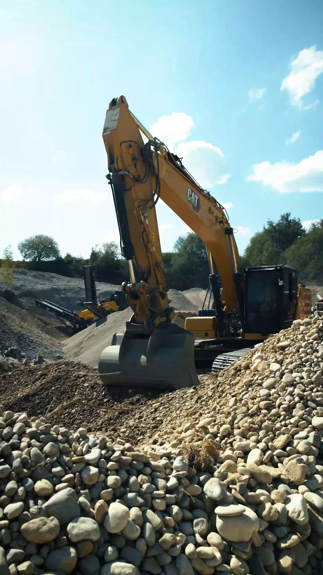 Standbild aus einem Baustellen-Reel: Bagger im Kies