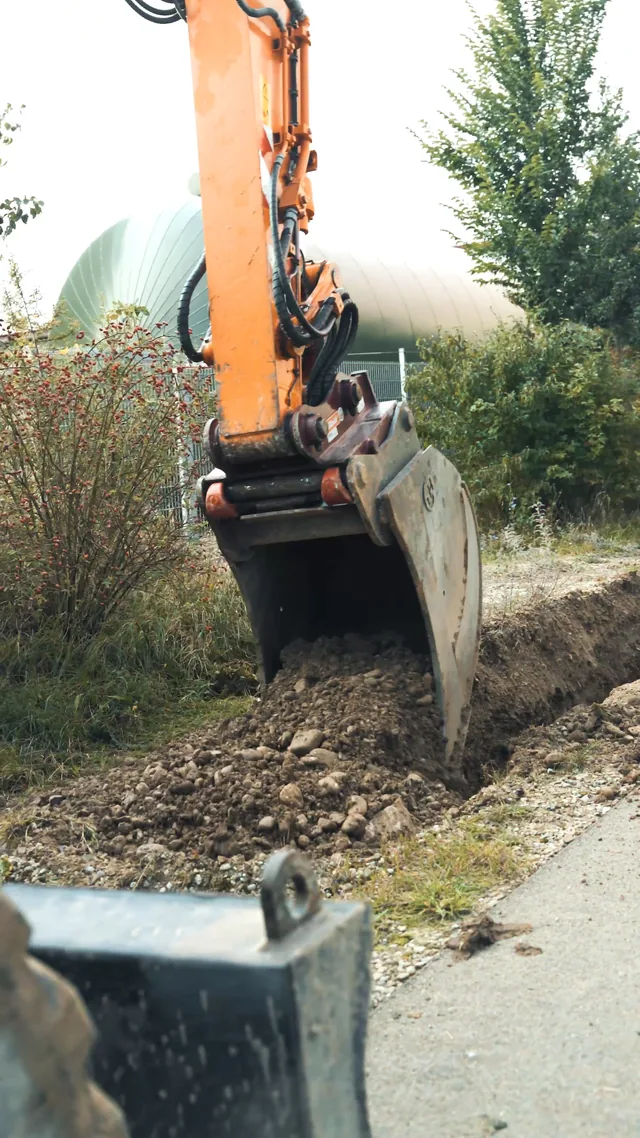 Standbild aus einem Reel hinter den Kulissen: Bagger an der Grube