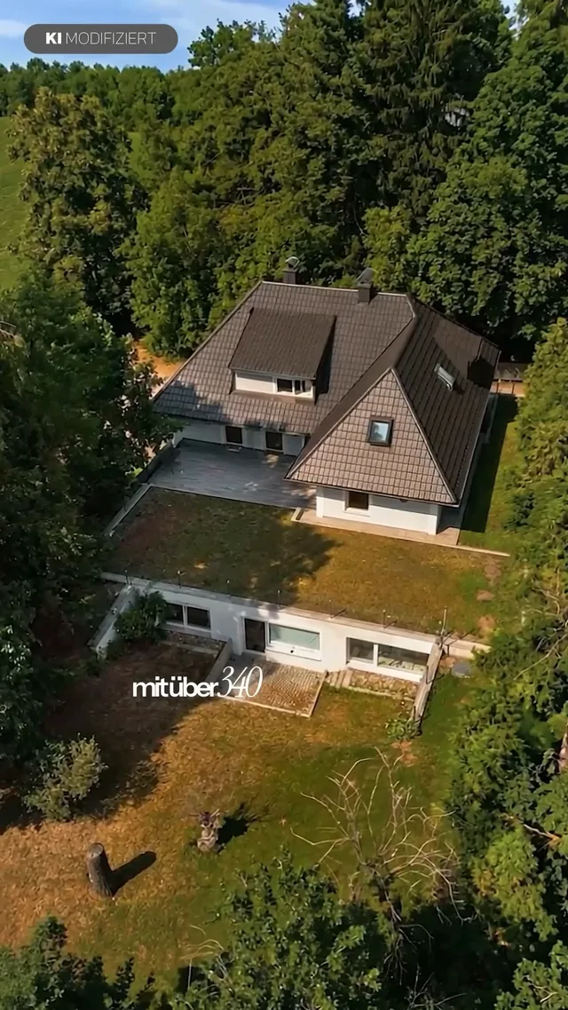 Standbild aus dem Objekt-Reel: Drohnenblick auf eine Villa im Grünen