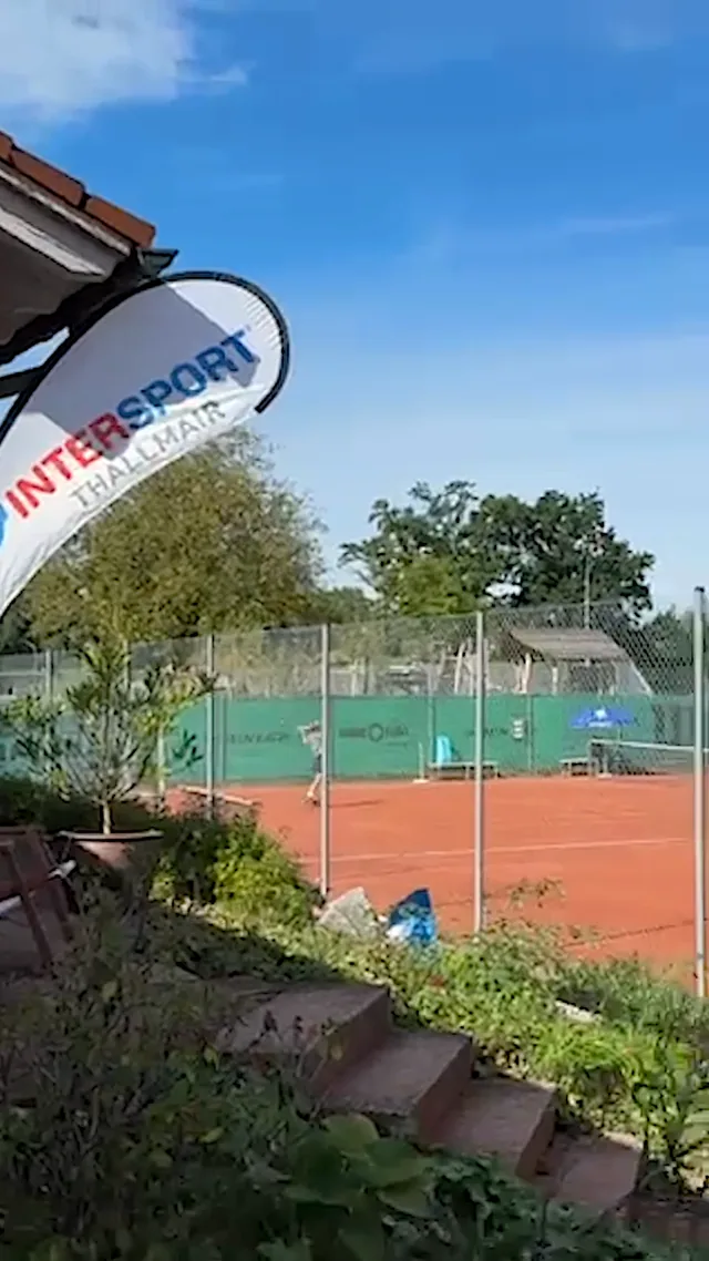 Standbild aus dem Reel: Intersport-Fahne am Tennisplatz