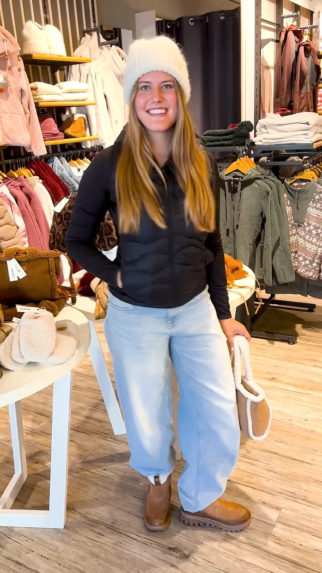 Standbild aus dem Reel: Mitarbeiterin in Winterkleidung im Laden