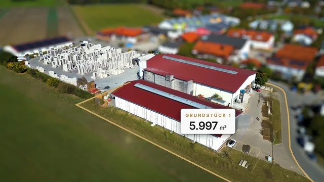Standbild aus dem Imagefilm: Drohnenblick auf die Hallen eines Gewerbeobjekts in Alling