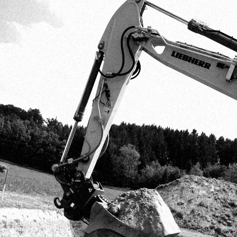 Bagger im Kieswerk Asam, Standbild aus einem Reel